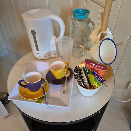 Au Petit Bonheur 住宿加早餐酒店 Hautefage-la-Tour